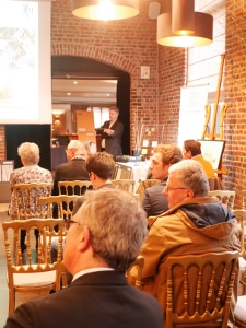 Quelques invités à la Vente Privée participent à la présentation